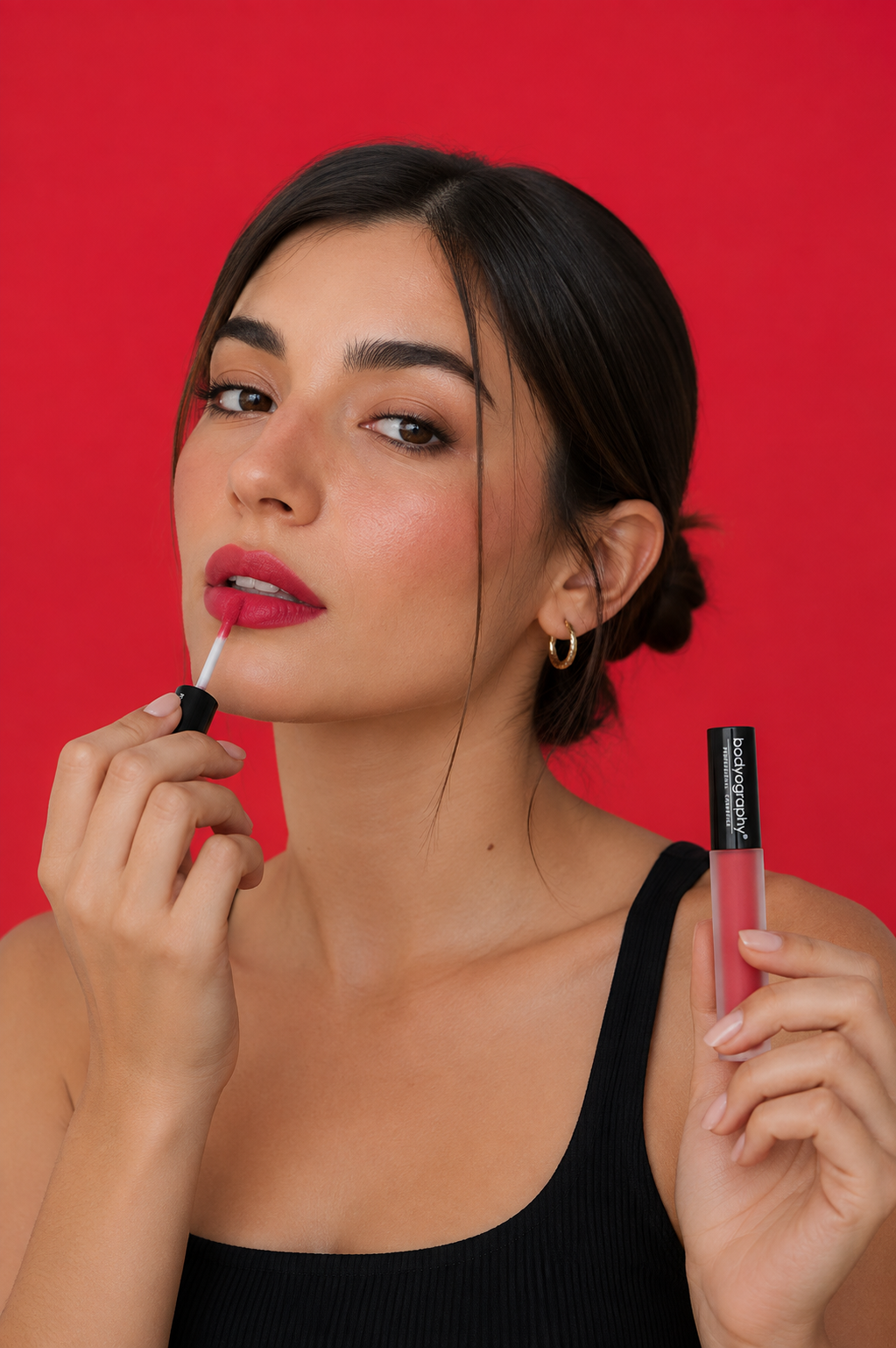 Modelo aplicándose maquillaje