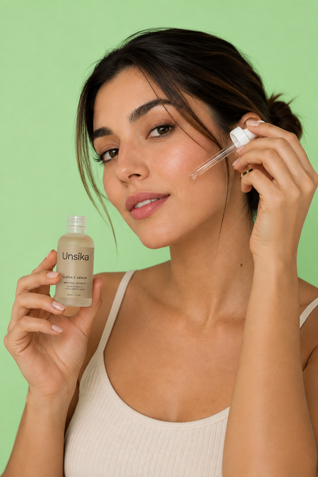 Modelo aplicándose sérum facial
