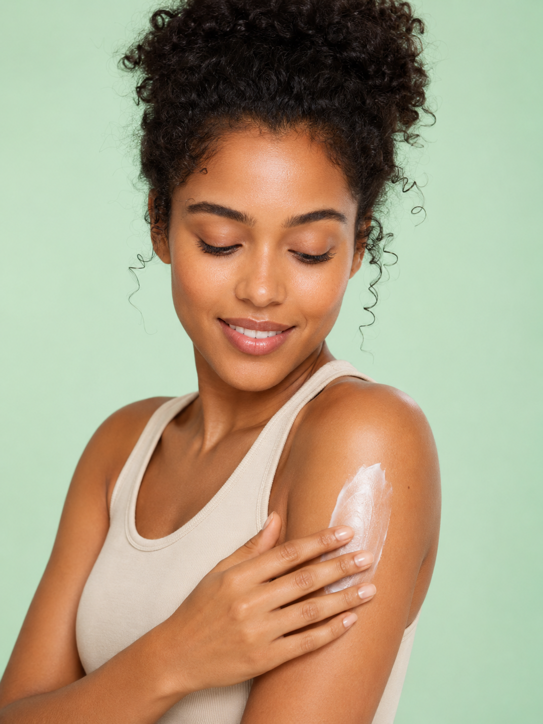 Modelo aplicándose crema corporal